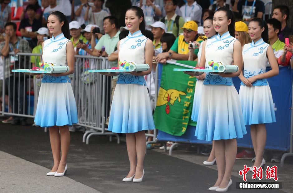 Волонтеры на юношеских Олимпийских играх в костюмах сине-белой «фарфоровой» расцветки 