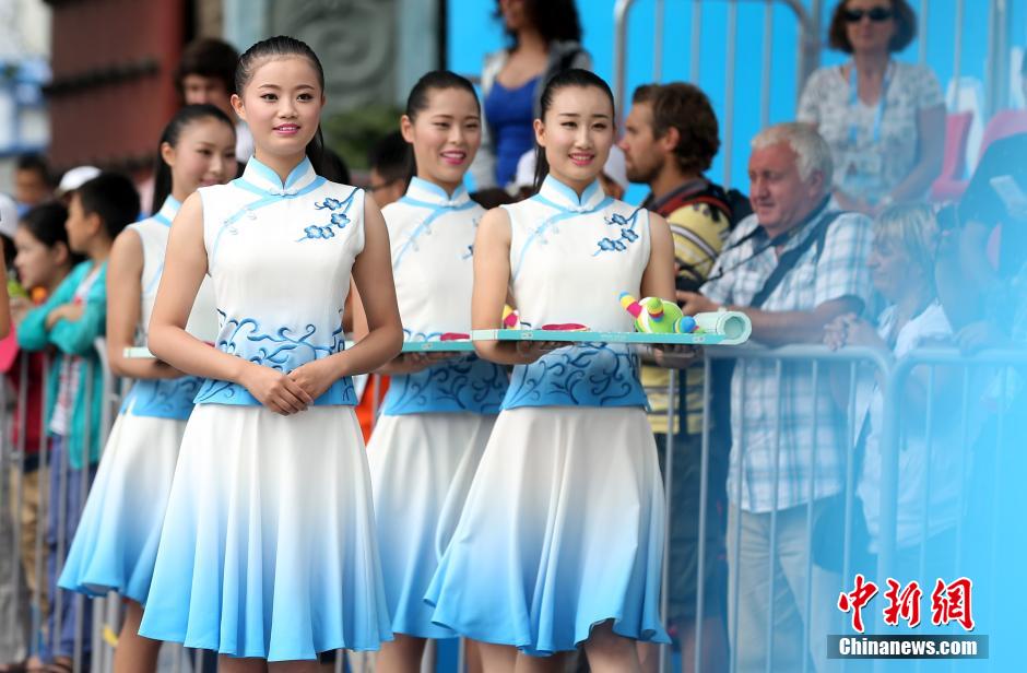 Волонтеры на юношеских Олимпийских играх в костюмах сине-белой «фарфоровой» расцветки 