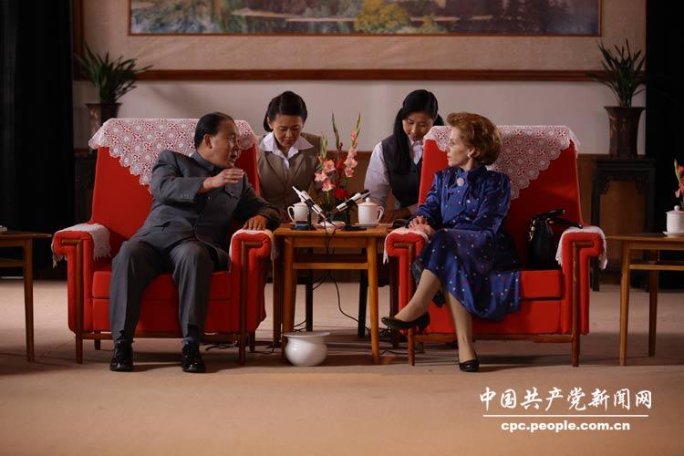 Кадры из телевизионной драмы «Дэн Сяопин в поворотный момент истории Китая»