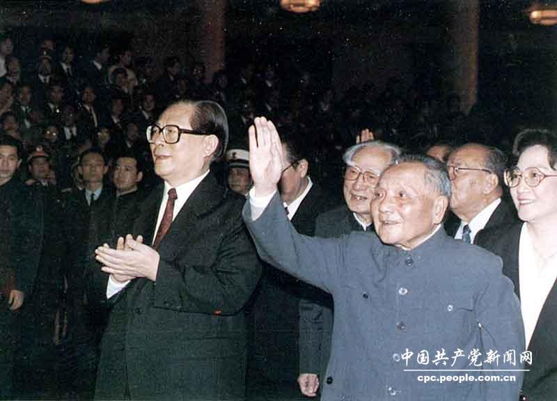  Дэн Сяопин машет рукой собранию народных представителей.