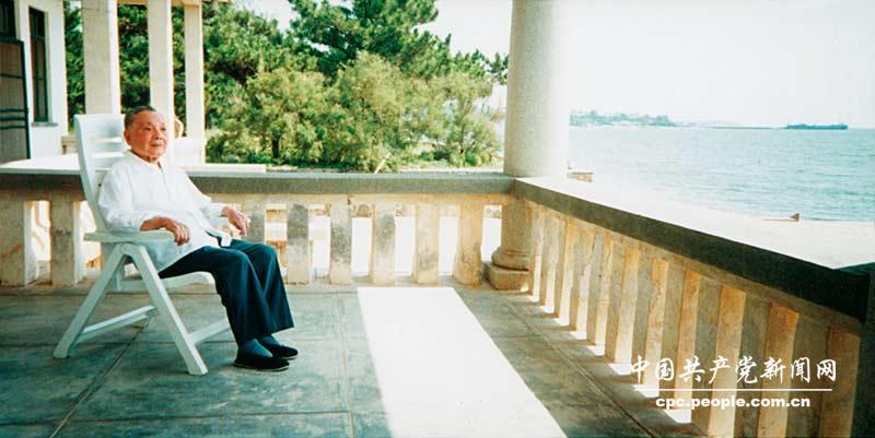 Дэн Сяопин всю жизнь очень любил море, это его последняя фотография на фоне морского пейзажа.