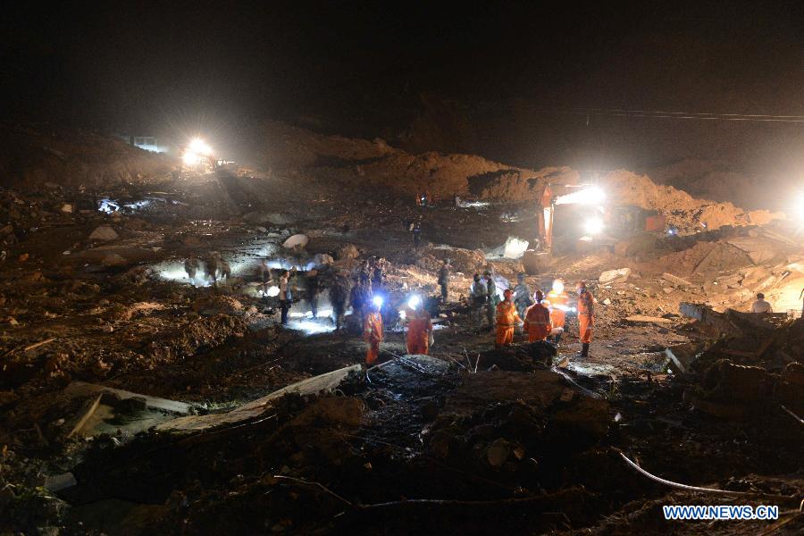 В городе Фуцюань провинции Гуйчжоу в результате обвала горной породы завалены 10 человек
