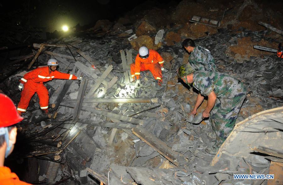 В городе Фуцюань провинции Гуйчжоу в результате обвала горной породы завалены 10 человек