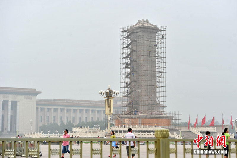 Площадь Тяньаньмэнь готовится ко встрече 65-й годовщины провозглашения КНР