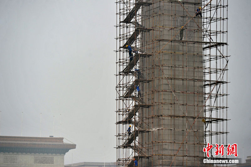 Площадь Тяньаньмэнь готовится ко встрече 65-й годовщины провозглашения КНР