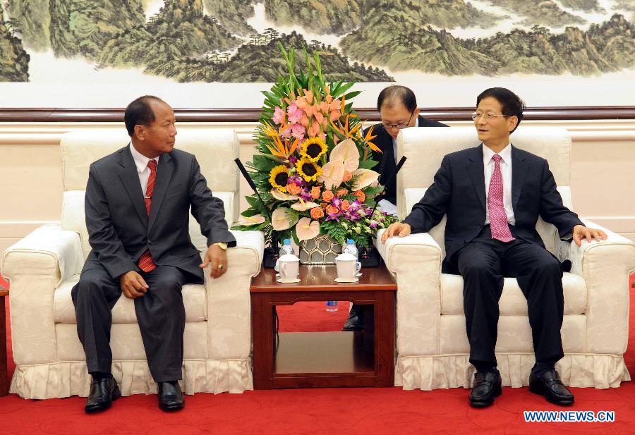Мэн Цзяньчжу встретился с исполняющим обязанности министра общественной безопасности Лаоса