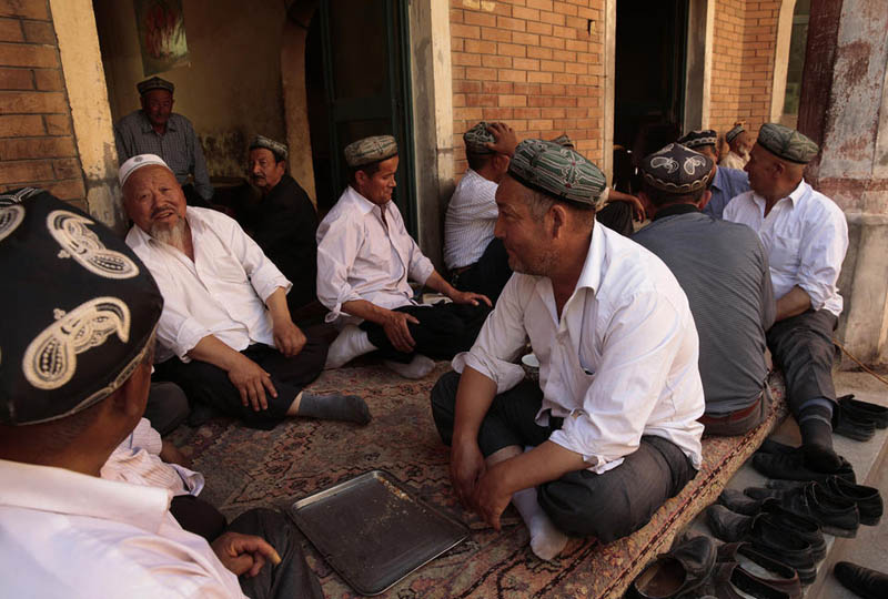 Уйгурские мужчины отдыхают в чайной древнего города Кашгар.