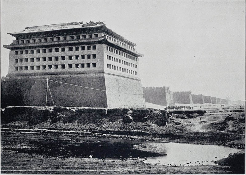 Разрушенный угол башни на городской стене Пекина