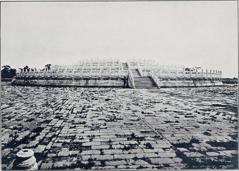 Алтарь для жертвоприношений в Храме Неба, объединенные войска восьми стран в свое время отсюда стреляли в ворота Чжэнъян (нынешние ворота Цяньмэнь)