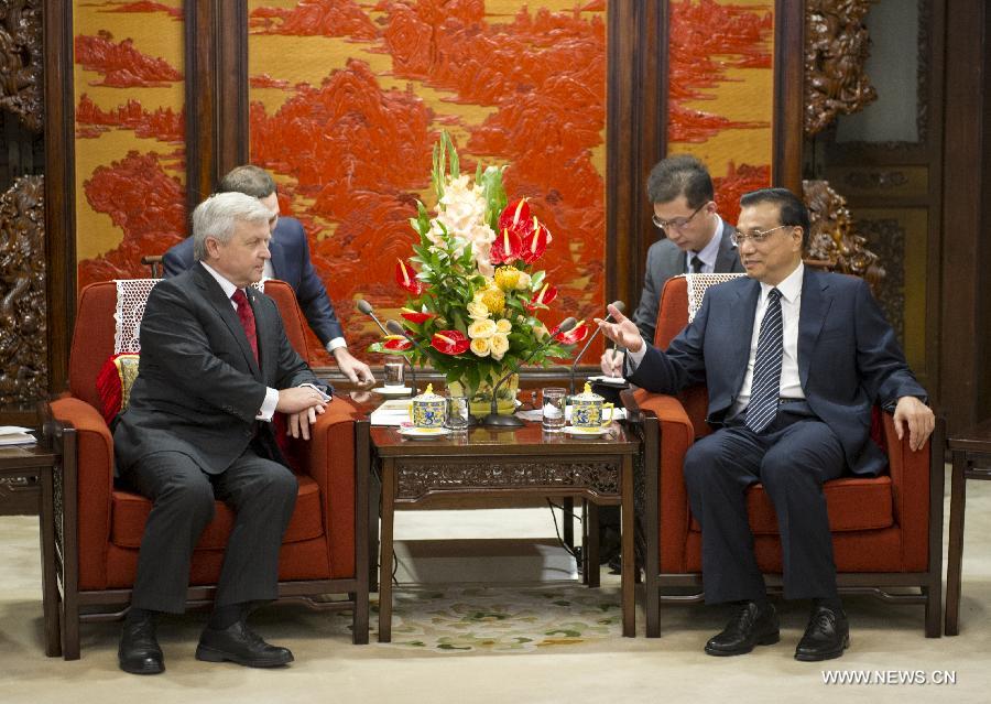Ли Кэцян встретился с заместителем премьер-министра Беларуси А. Тозиком
