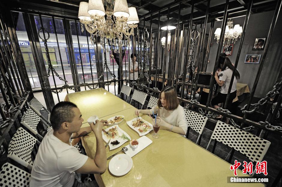 В Тяньцзине открылся первый тематический ресторан «Тюрьма»