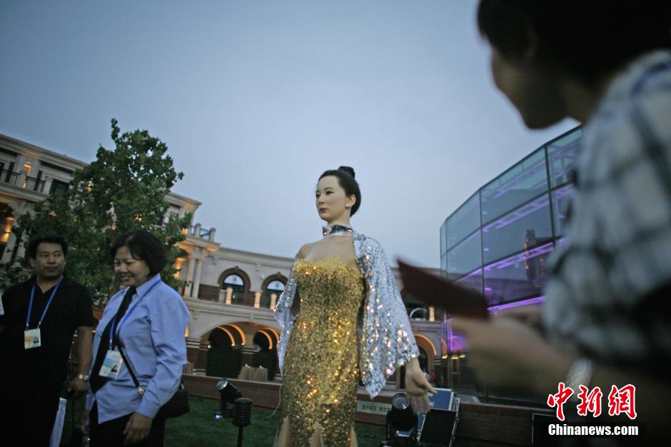 На площади в Тяньцзине робот-красавица вызвала большой интерес у посетителей