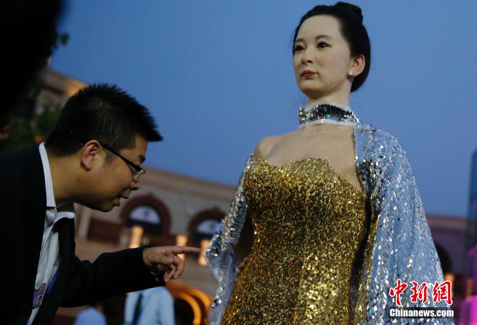 На площади в Тяньцзине робот-красавица вызвала большой интерес у посетителей
