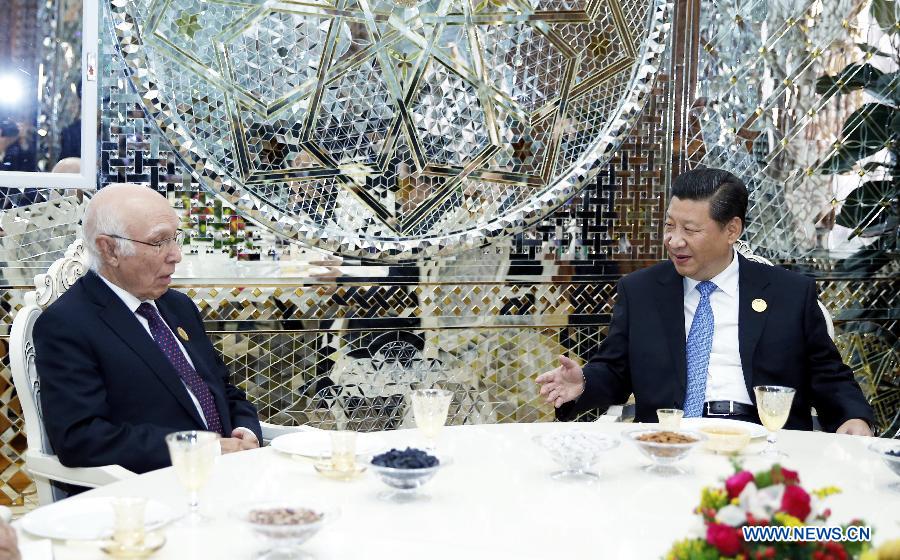  Си Цзиньпин встретился с советником премьер-министра по вопросам национальной безопасности и иностранных дел Пакистана Сартаджем Азизом