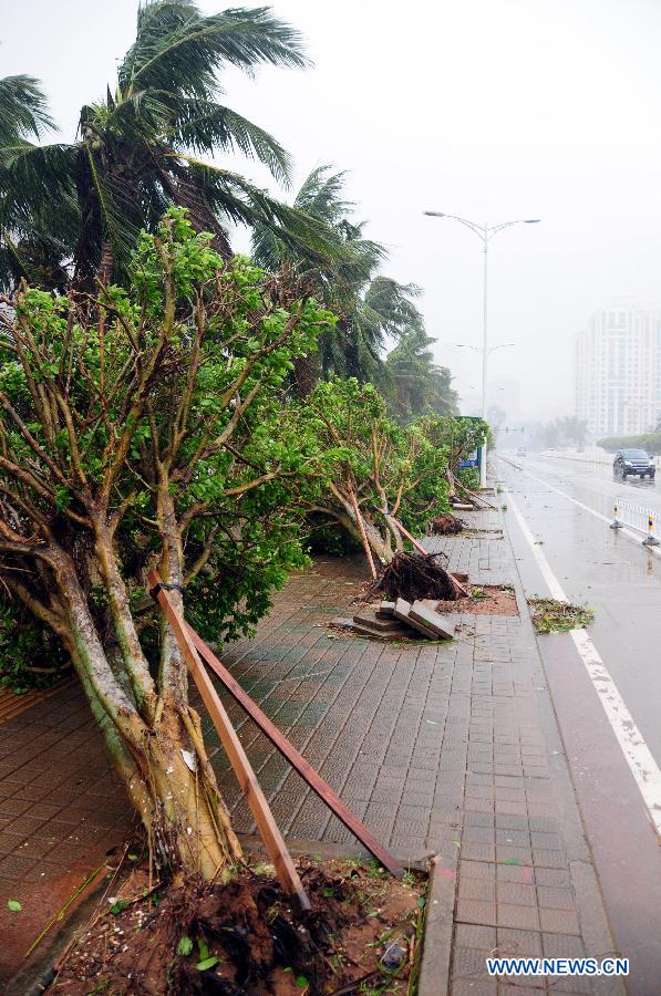 Тайфун "Калмэджи" достиг берегов курортного острова Хайнань