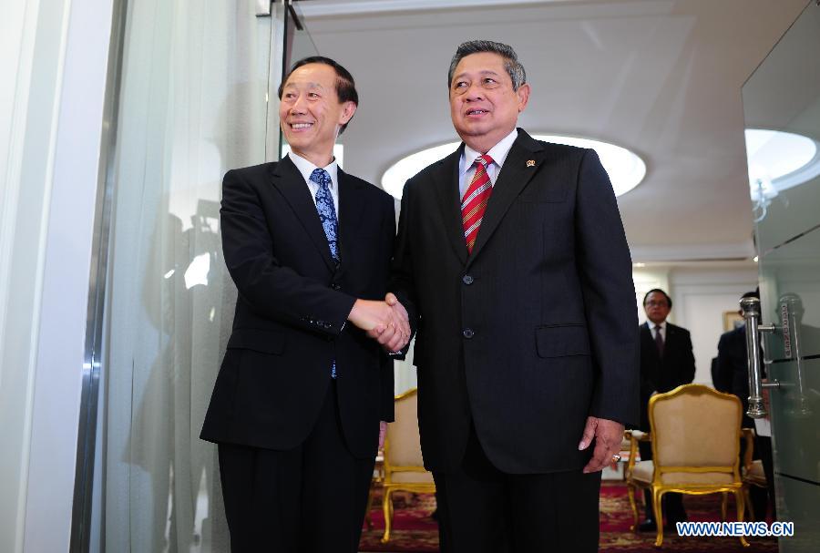 Ван Цзяжуй провел встречи с действующим и избранным президентами Индонезии
