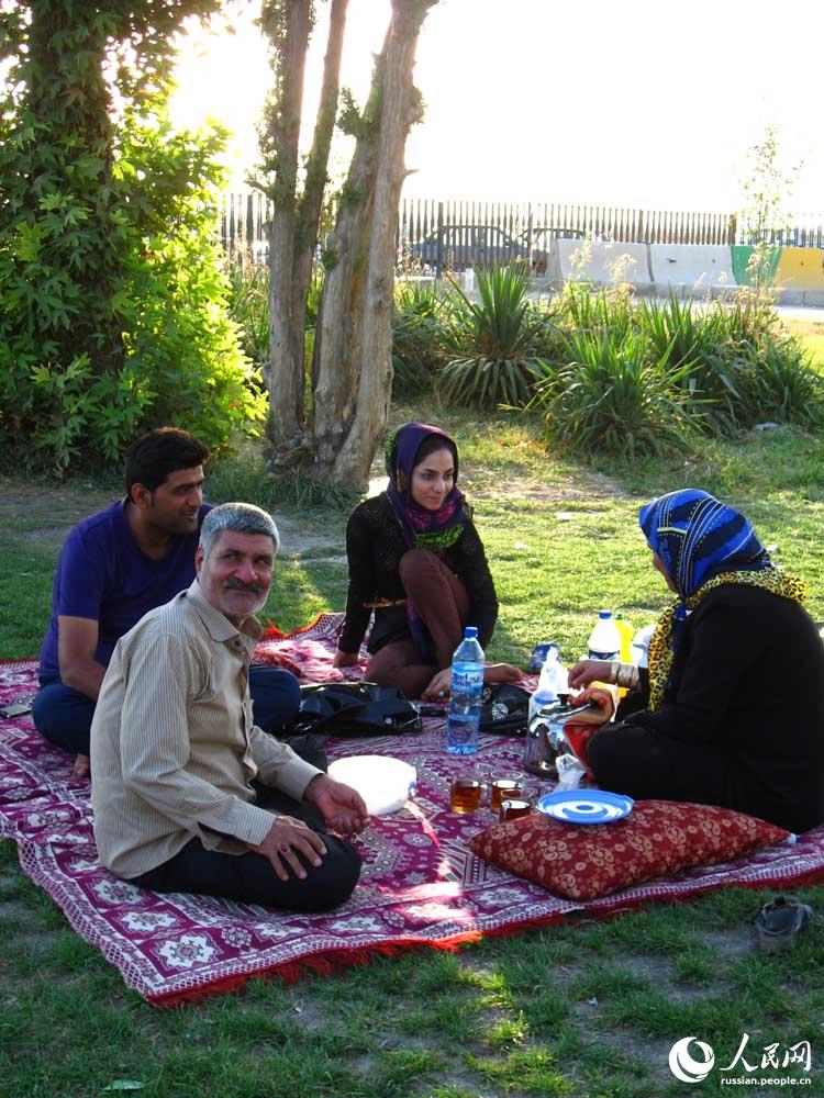 Иранская семья на пикнике около мавзолея поэта Фирдоуси.