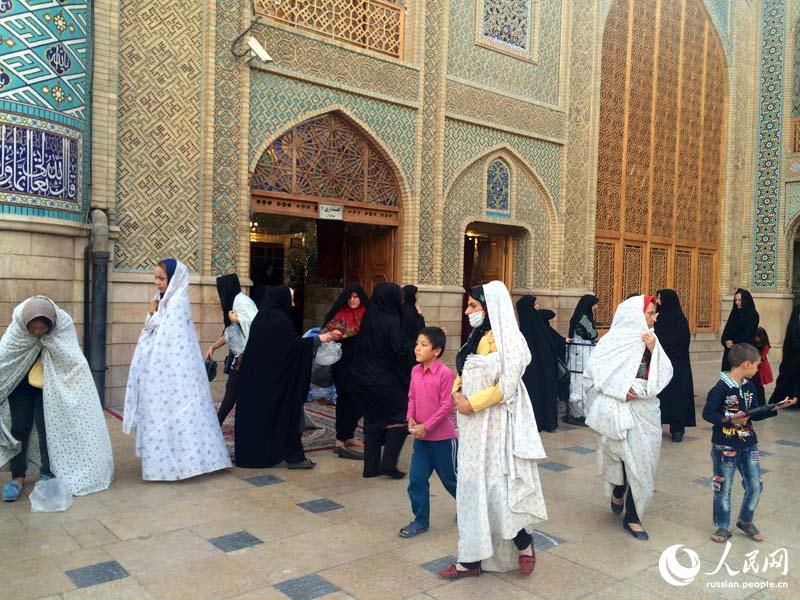 Чтобы попасть в мечеть, женщинам необходимо надеть накидку, снять обувь и пройти по ковру в зал.