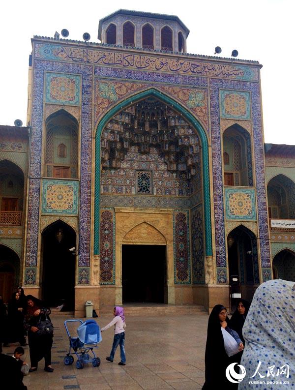 Центральный вход в мечеть Шах Черах