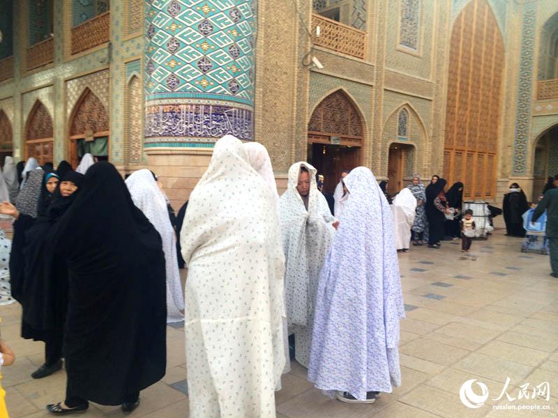 Паломники со всего мира приезжают в это святое место, чтобы прикоснуться к саркофагу брата имама Резы.