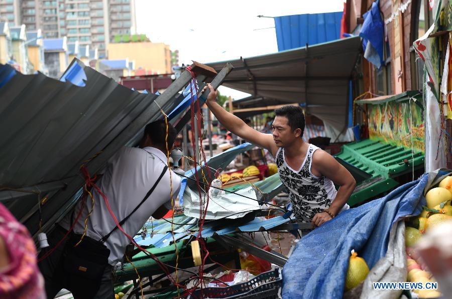 5,97 млн человек на юге Китая пострадали от тайфуна "Калмэджи"