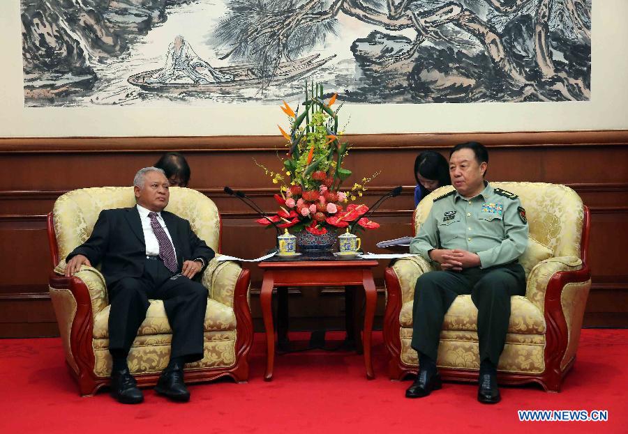  Фань Чанлун встретился с министром обороны Индонезии Пурномо Юсгианторо