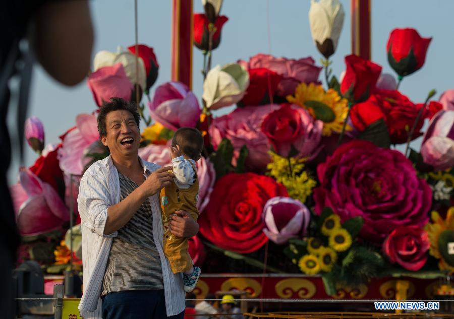 Украшенная площадь Тяньаньмэнь встречает 65-ю годовщину со дня образования КНР