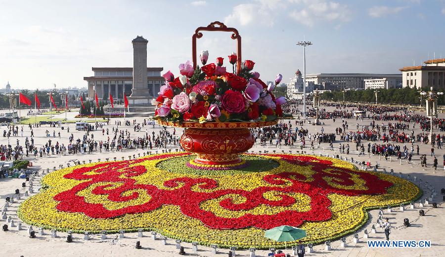 Украшенная площадь Тяньаньмэнь встречает 65-ю годовщину со дня образования КНР
