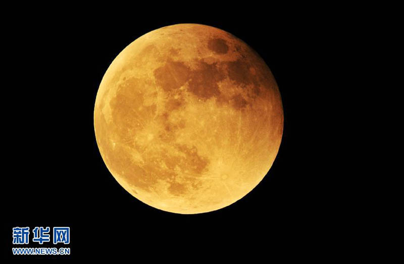 Во всем мире наблюдают полное лунное затмение