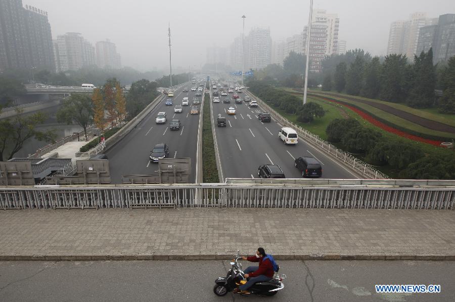 В Пекине объявлено первое за вторую половину 2014 года "предупреждение о сильном загрязении воздуха" в связи со смогом