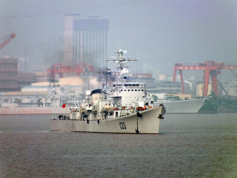 На фото эсминец «Чунцин 133 » - эсминец типа 051 китайского производства