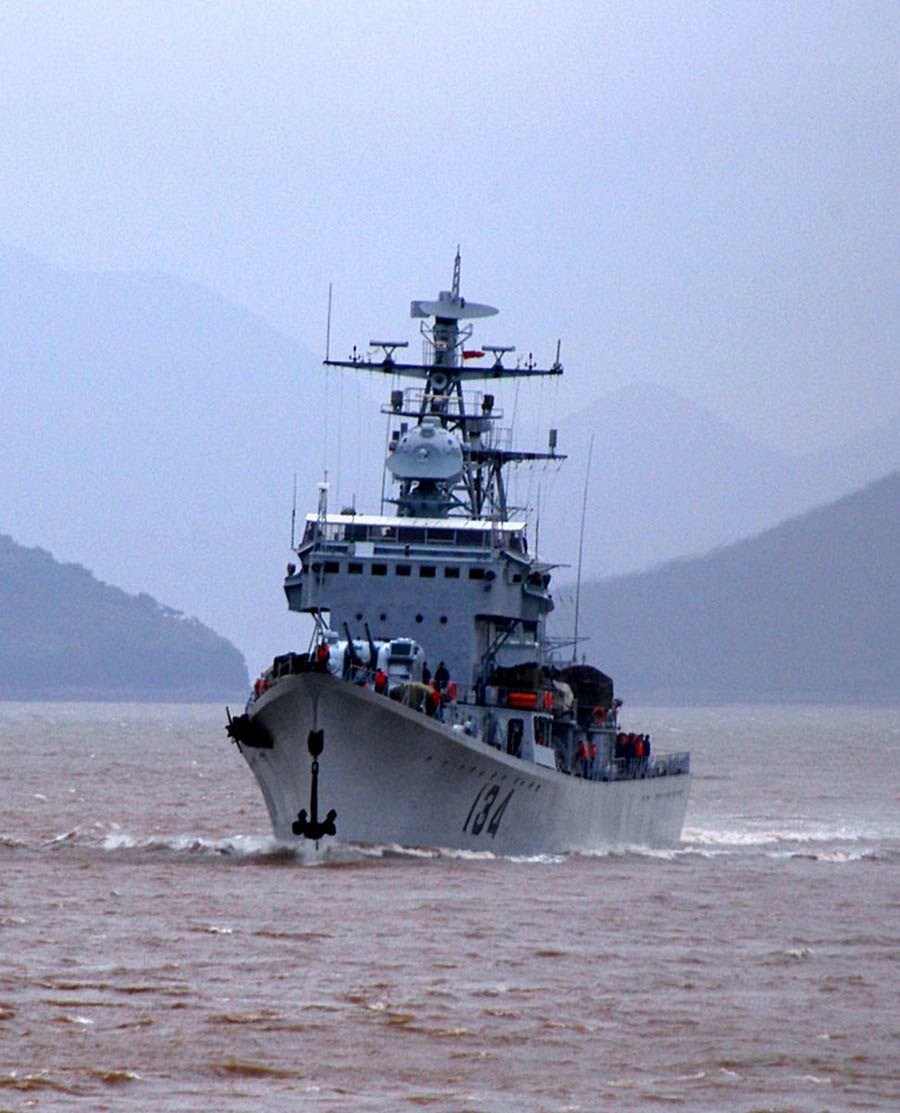 На фото эсминец «Цзуньи 134 » - эсминец типа 051 китайского производства