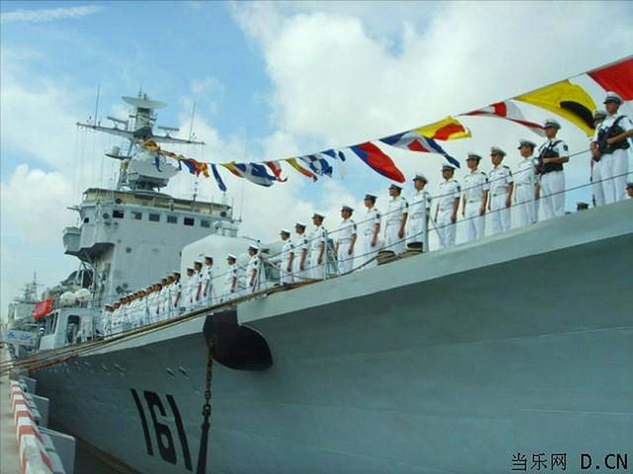 На фото эсминец «Чанша 161 » - эсминец типа 051 китайского производства