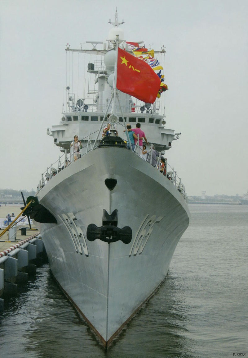 На фото эсминец «Чжаньцзян  165» - эсминец типа 051 китайского производства