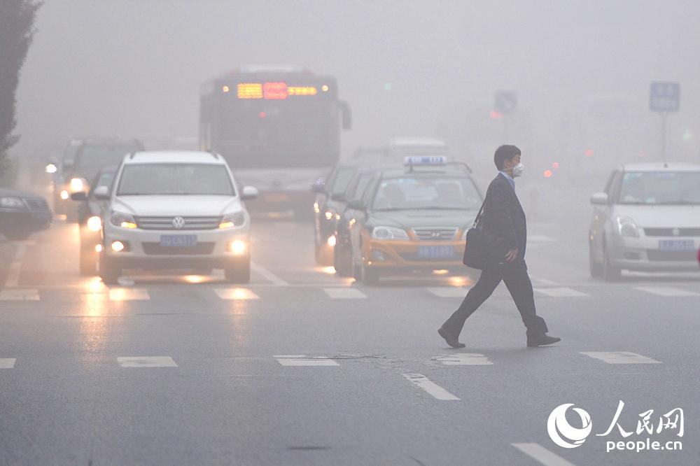 Из-за тумана на севере Китая отменены авиарейсы и закрыты автомагистрали