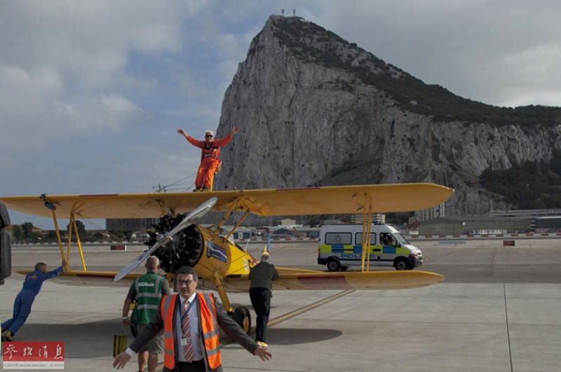 94-летний британец установил рекорд по стоянию на крыле самолета