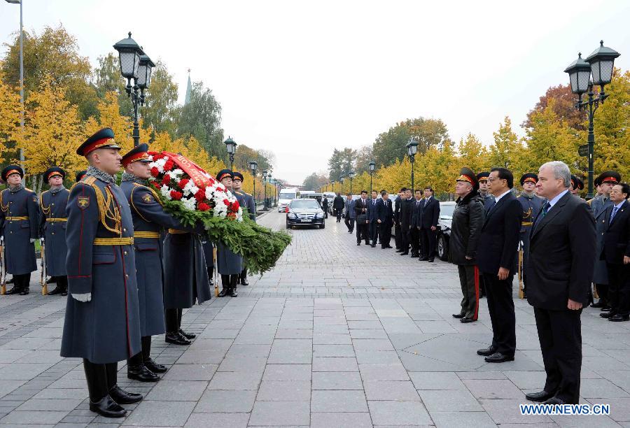 Ли Кэцян возложил венок к Могиле Неизвестного солдата