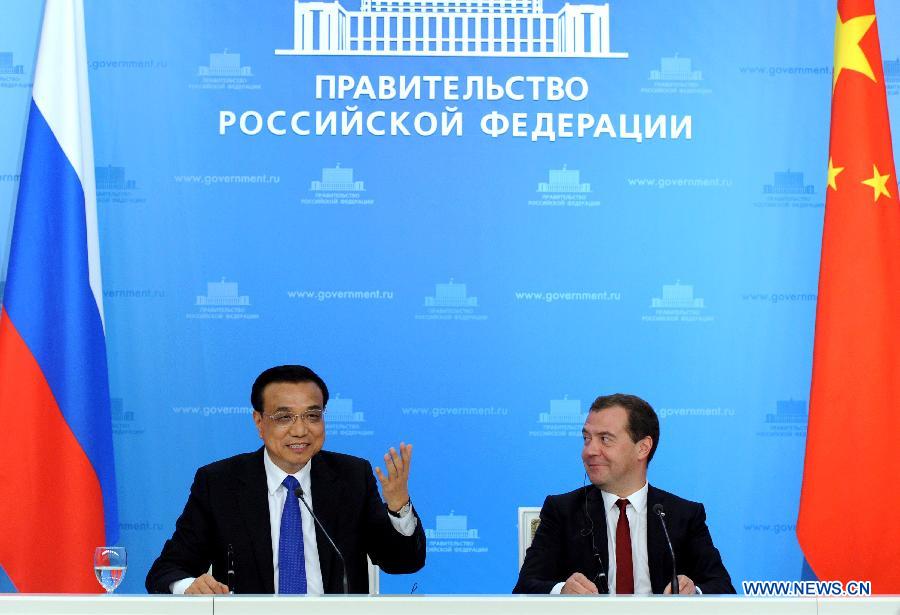 Ли Кэцян и Д. Медведев провели совместную пресс-конференцию