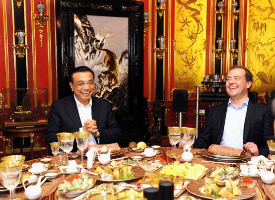 Дмитрий Медведев пригласил Ли Кэцяна на семейный ужин