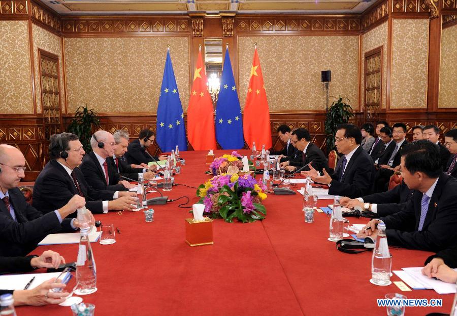 Ли Кэцян провел встречу с председателем Совета ЕС Херманом Ван Ромпеем и председателем Комиссии ЕС Жозе Мануэлом Баррозу