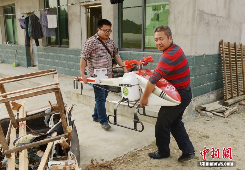 Крестьянин из Китая сажает овощи «вертолетом»