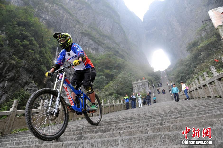 В пещере Тяньмэнь у г. Чжанцзяцзе прошло безумное велосипедное шоу