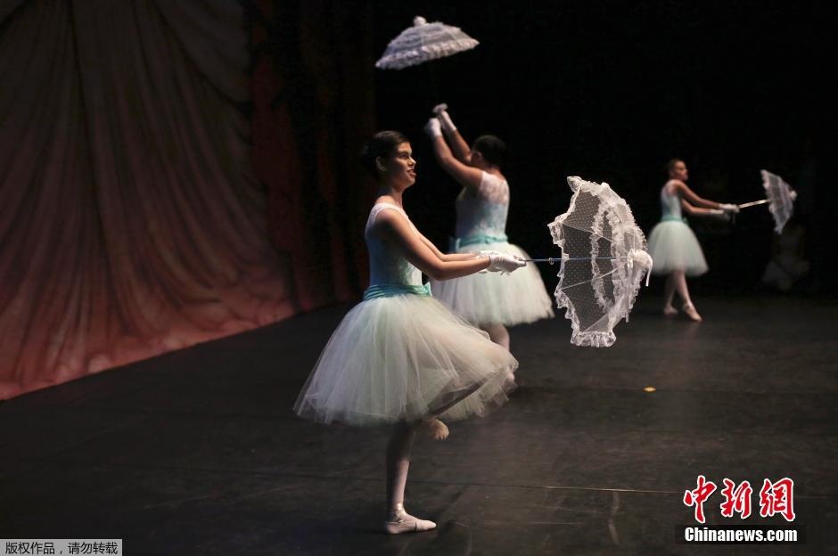 Балерины, танцующие в темноте