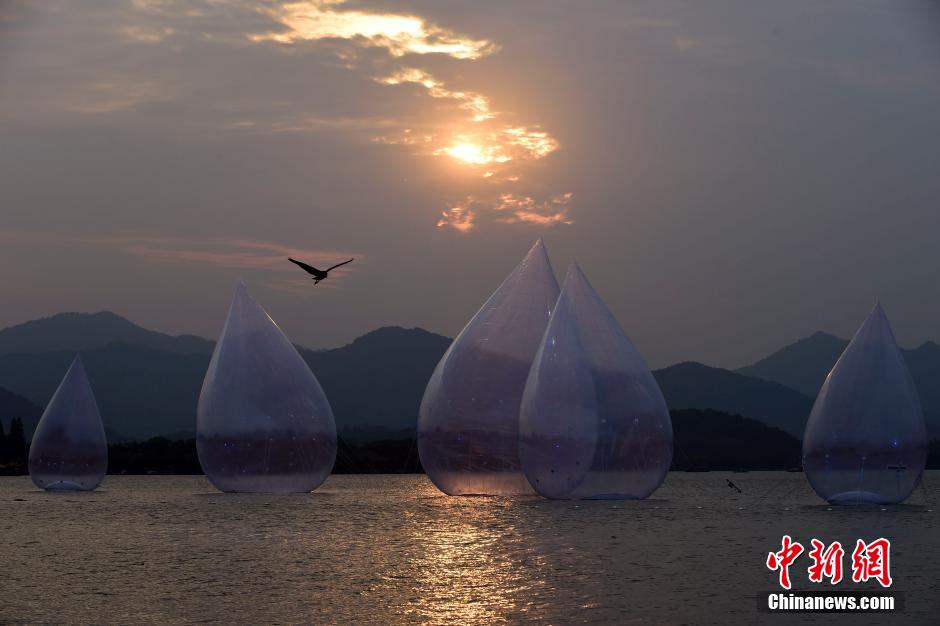 Огромные «капли воды» на озере Сиху – призыв беречь водные ресурсы