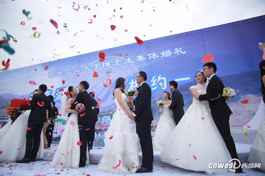 Северо-западный политехнический университет организовал коллективную свадьбу для 16 докторантов