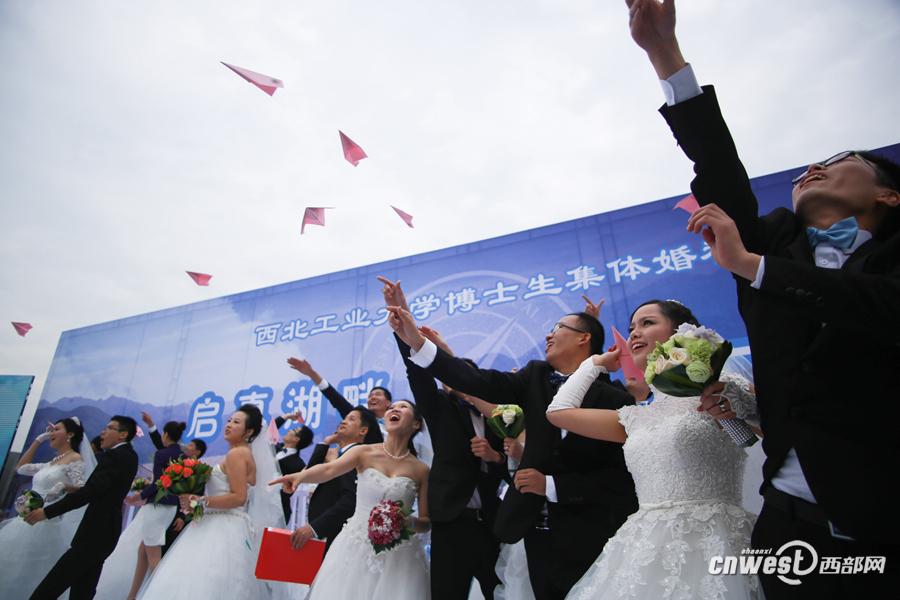 Северо-западный политехнический университет организовал коллективную свадьбу для 16 докторантов