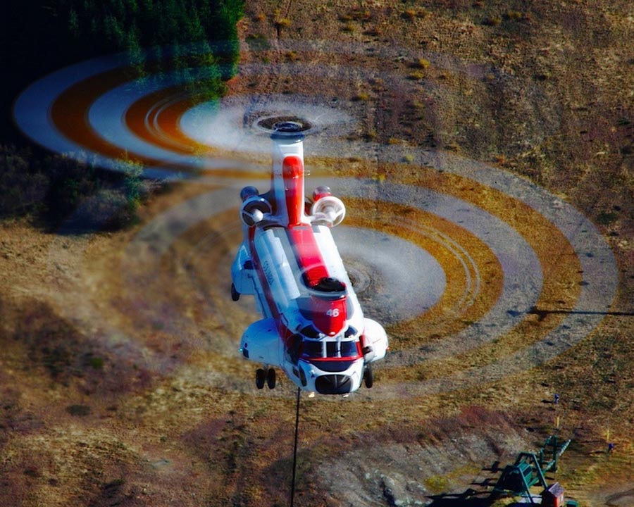 Американские рабочие монтируют электрическую башню при помощи вертолета