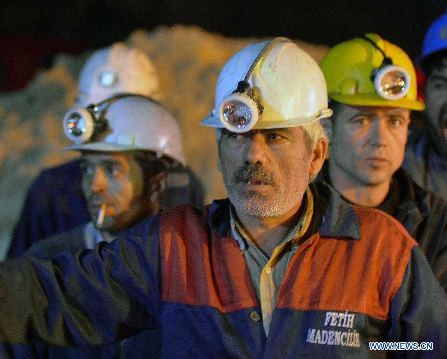 18 горняков оказались под завалами после обрушения угольной шахты в Турции