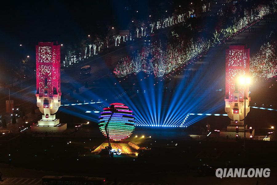 Зажглись огни эмблемы саммита АТЭС-2014 в Пекине
