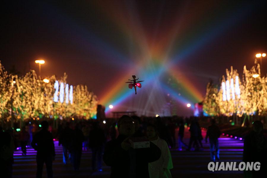 Зажглись огни эмблемы саммита АТЭС-2014 в Пекине